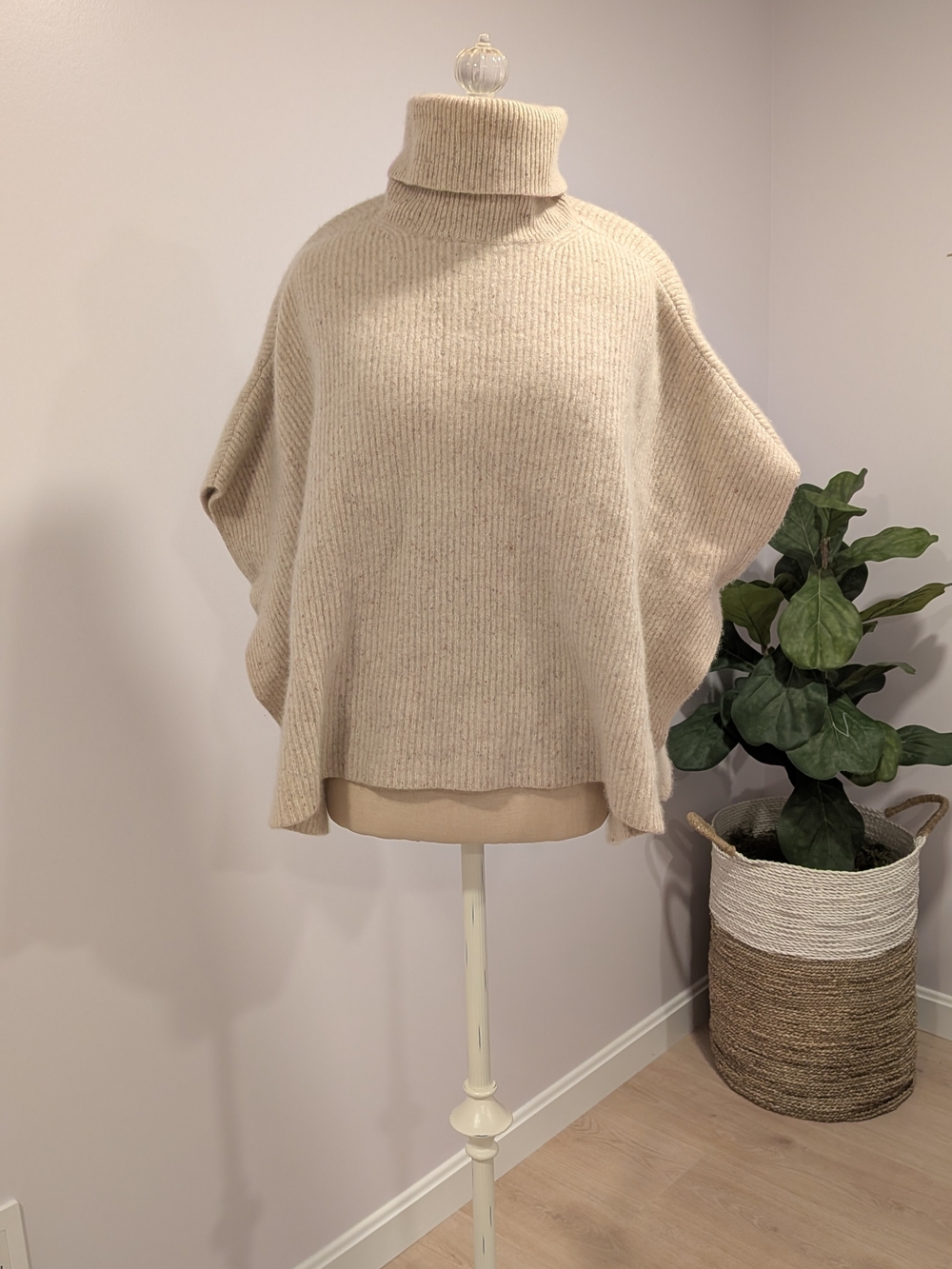 Ann Taylor 100% Cashmere Cream Poncho | Luxe Quiet Luxury Classic